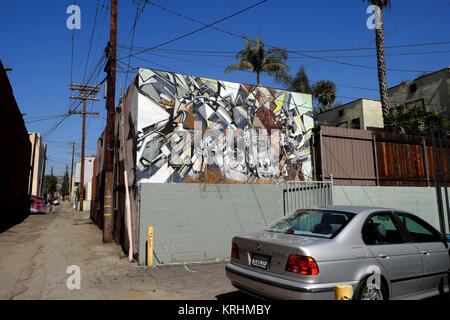 Un abrégé murale sur un mur et voiture garée dans une ruelle dans le quartier de Los Feliz à Los Angeles, Californie USA KATHY DEWITT Banque D'Images