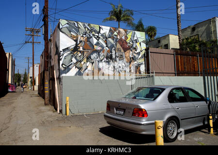 Un abrégé murale sur un mur et voiture garée dans une ruelle dans le quartier de Los Feliz à Los Angeles, Californie USA KATHY DEWITT Banque D'Images