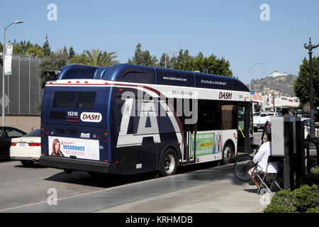 LA Dash local bus voyages à Griffith Park de Sunset & Vermont grâce à la Los Feliz quartier de Los Angeles, California USA KATHY DEWITT Banque D'Images