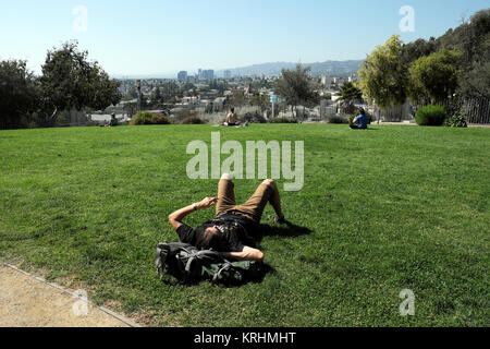 Un homme de vous détendre sur la pelouse à Barnsdall Art Park dans le quartier de Los Feliz à Los Angeles, Californie USA KATHY DEWITT Banque D'Images