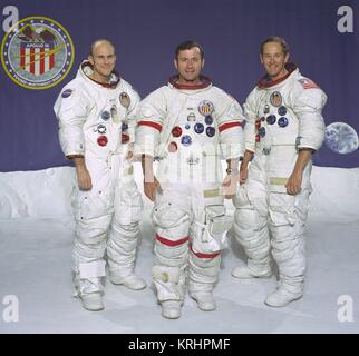 Portrait officiel de l'alunissage d'Apollo 16 DE LA NASA mission premier équipage astronautes américains Thomas Mattingly (à gauche), John Young, et Charles Duke, Jr. au Johnson Space Center le 12 janvier 1972 à Houston, Texas. Banque D'Images