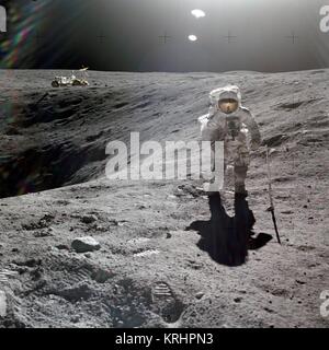 NASA Apollo 16 mission d'atterrissage lunaire premier membre d'équipage de l'astronaute américain Charles Duc Jr. recueille des échantillons lunaires à l'emplacement d'atterrissage Descartes 21 avril 1972, dans l'orbite de la Terre. Banque D'Images
