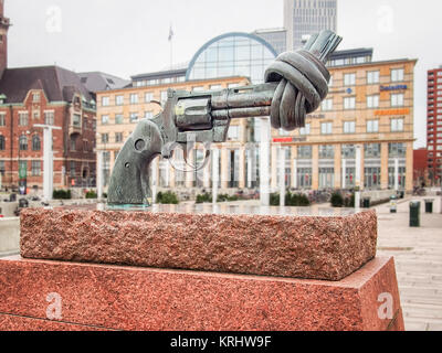 Malmö, Suède-AVRIL 10, 2016 sculpture en bronze : les armes à feu (non-violence) noués par Carl Fredrik Reutersward. Banque D'Images