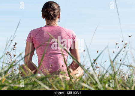 Young woman with pink sportswear, vue arrière Banque D'Images