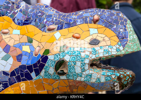 Salamandre en mosaïque multicolore de Gaudi dans le parc Guell, Barcelone , Espagne Banque D'Images