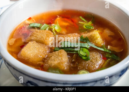 Bol à l'aide d'une soupe chinoise. Banque D'Images