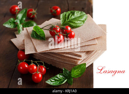 Matières les feuilles de lasagne et tomates cerises Banque D'Images