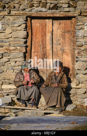 Vieilles femmes dans le village en pierre tibétain de Ngawal, Circuit de l'Annapurna, Népal Banque D'Images