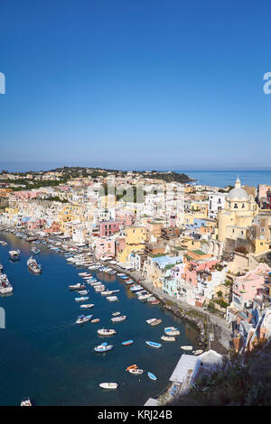 Marina Corricella à partir de ci-dessus, le célèbre fisherman village - île de Procida, dans la baie de Naples, Italie Banque D'Images