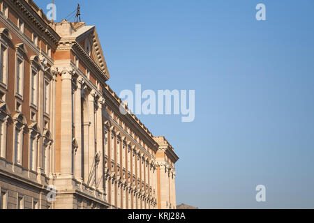 Palais Royal de Caserta ('Reggia di Caserta'), 18e siècle, Naples, Italie - façade impressionnante au coucher du soleil avec ciel bleu Banque D'Images