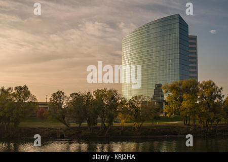 California State Teachers Retirement System (CalSTRS) Immeuble de bureaux principal sur le bord de la rivière dans l'ouest de Sacramento au coucher du soleil Banque D'Images