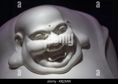 Big round laughing Buddha statue - avec l'ombre dans l'obscurité Banque D'Images