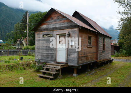 Un bâtiment restauré du début du siècle wilderness cabine dans l'ancienne ville minière de Stewart, en Colombie-Britannique, Canada. Banque D'Images