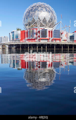 "La Science World à Telus World of Science', British Columbia's science center et museum - Reflets de l'immeuble de False Creek, Vancouver Banque D'Images