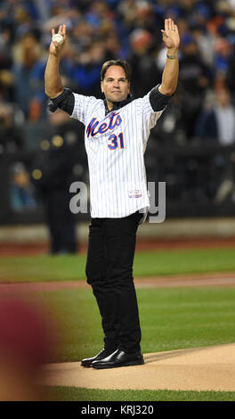 NEW YORK, NY - 30 OCTOBRE : (au 3 novembre sous embargo, 2015) Ancien New York Mets Mike Piazza vagues avant de jeter le premier lancer avant le match trois de la Série mondiale 2015 entre les Mets de New York et les Royals de Kansas City à Citi Field situé à Flushing Meadows Corona Park à New York City dans le borough du Queens, le 30 octobre 2015 dans la ville de New York. People : Mike Piazza Banque D'Images