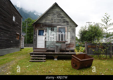 Un bâtiment restauré du début du siècle wilderness cabine dans l'ancienne ville minière de Stewart, en Colombie-Britannique, Canada. Banque D'Images