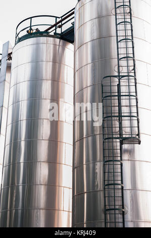 Silos industriels pour la production de produits chimiques. Banque D'Images