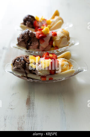 Bananes royales sur une table rustique en bois blanc. Banque D'Images