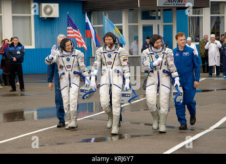 Spaceflight Charles Simonyi, participant de l'expédition, gauche 19 Le commandant Gennady I. Padalka, centre, et l'ingénieur de vol Michael R. Barratt se sortir du building 254 fonctionnaires à saluer avant de monter à bord de l'autobus qui les mènera à la rampe de lancement de Soyouz le Jeudi, Mars 26, 2009 à Baïkonour, au Kazakhstan. Crédit photo : NASA/Victor Zelentsov) JSC2009E062772 Banque D'Images