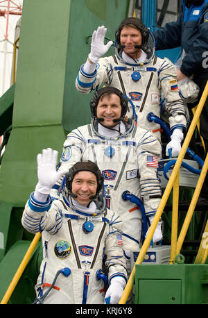 Expedition 19 I. Le commandant Gennady Padalka, haut, vols habités de Charles Simonyi Participant, centre, et ingénieur de vol de la mission Expedition 19 Michael R. Barratt dites adieu à la foule rassemblée au pied du pas de tir Soyouz escaliers jeudi, 26 mars 2009 à Baïkonour, au Kazakhstan. (Photo crédit : NASA/Bill Ingalls) JSC2009E062777 Banque D'Images