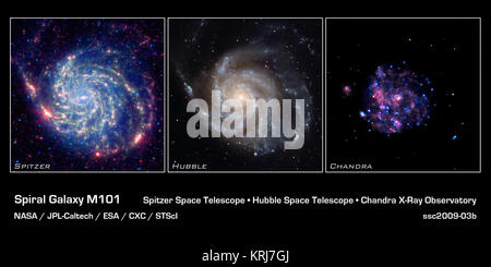 La galaxie Messier 101 est une spirale tourbillonnante d'étoiles, de gaz et de poussière. Messier 101 est presque deux fois plus large que notre Voie Lactée. Vue de Spitzer [de gauche], prises en lumière infrarouge, révèle les bandes de poussière délicate de la galaxie en jaune-verts. Ce sont des nuages de poussière dense où de nouvelles étoiles se forment. Dans cette image, la poussière réchauffé par la lumière des jeunes étoiles chaudes, s'allume en rouge. Le reste de la galaxie, des centaines de milliards d'étoiles sont moins proéminents et forme une brume bleue. Les astronomes peuvent utiliser la lumière infrarouge pour étudier les nuages de poussière où naissent les étoiles. Messier 101 a une crêpe-comme la forme que Banque D'Images