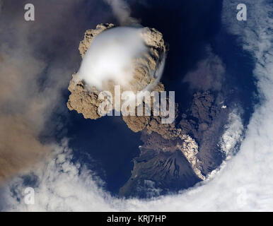 Sarytchev Éruption de pointe, des îles Kouriles, le Japon le 12 juin 2009, un cas fortuit l'orbite de la Station spatiale internationale (ISS) ont permis à un astronaute à bord de capturer Volcan Sarytchev dans les premières phases d'éruption. Le volcan est situé sur l'extrémité nord-ouest de l'Île Matua, qui fait partie des îles Kouriles, une chaîne d'îles au nord-est du Japon 56. L'éruption a envoyé un panache de cendres de couleur brun et blanc de la vapeur s'élevant dans l'atmosphère. Le panache était tellement immense qu'elle jette une grande ombre sur l'île. Sarytchev est l'un des volcans les plus actifs dans la chaîne d'îles Kouriles. Banque D'Images