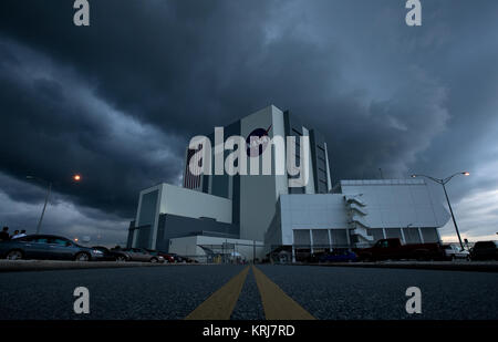 Les nuages de tempête rouler dans plus de l'assemblage de véhicules de la NASA quelques instants après la construction de la navette spatiale STS-127 Pete Nickolenko Directeur de lancement et le lancement le lancement de l'équipe appelé un "No Go" en raison des conditions météorologiques au NASA Kennedy Space Center à Cape Canaveral, en Floride, le dimanche, 12 juillet 2009. Entreprise sera lancé avec l'équipage de la mission STS-127 sur une mission de 16 jours qui mettra en vedette cinq sorties extravéhiculaires et terminer la construction de l'Agence japonaise d'exploration aérospatiale laboratoire japonais Kibo. Crédit photo : NASA/Bill Ingalls) VAB STS-127 Banque D'Images