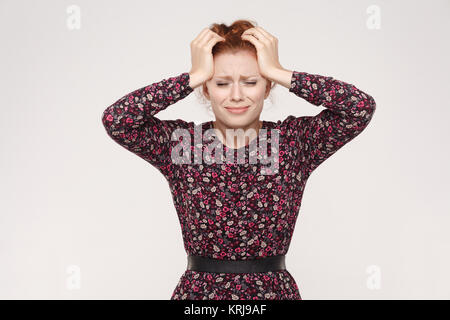 Émotions et sentiments mauvais concept. Des maux de tête. Fuligule à tête de femme et d'avoir une migraine. Studio shot Banque D'Images