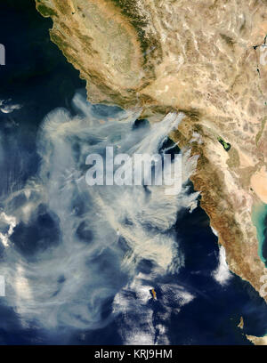 Plusieurs incendies ont été massives qui font rage dans le sud de la Californie au cours du week-end du 25 octobre 2003. Fouetté par les vents de Santa Ana qui soufflent en direction de la côte, de déserts de l'intérieur, au moins un feu a augmenté de 10 000 acres en seulement 6 heures. Le modis.gsfc.nasa.gov Spectromètre imageur à résolution moyenne (MODIS) sur le satellite Terra de terra.nasa.gov capturé cette image de la forêt et nuages de fumée s'étend sur la région le 26 octobre 2003. Les polygones rouges indiquent précisément où les feux brûlent, ou avez récemment brûlées. (Comparer cette scène avec une saisie par Banque D'Images