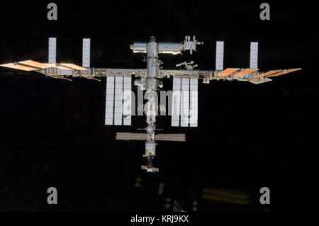 Approches STS-129 Atlantis ci-dessous l'ISS Banque D'Images