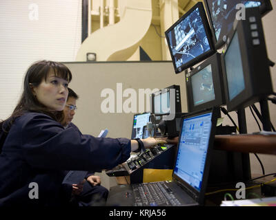 DATE DE LA PHOTO : 01-15-10 LOCATION : Bldg 16, DST 10 OBJET : membre de l'équipage STS-131 et l'astronaute japonais Naoko Yamazaki SSRMS formation PROF dans l'immeuble. 16 avec moniteur Joseph M. Nguyen Photographe : James Blair STS-131 Naoko Yamazaki dans SSRMS simulator Banque D'Images