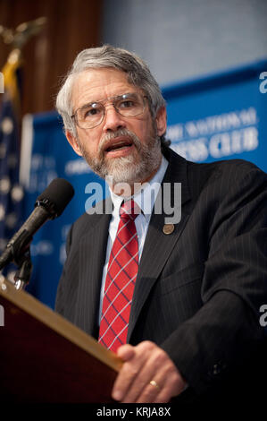 Assistant du Président pour la science et la technologie et directeur de la White House Office of Science and Technology Policy, le Dr John P. Holdren parle lors d'une conférence de presse, mardi, le 2 février 2010, au National Press Club, à Washington, où il a été annoncé que la NASA a attribué 50 millions de dollars par l'entremise d'ententes de financement Le secteur commercial afin de soutenir la capacité de transport d'équipage et de l'orbite terrestre basse. Crédit photo : NASA/Bill Ingalls) John Holdren at commercial human spaceflight conférence de presse (201002020002HQ) Banque D'Images