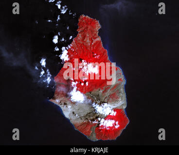 Une énorme éruption de volcan Soufrière de Montserrat couverts de grandes parties de l'île dans les débris. L'éruption a été déclenchée par un effondrement de la Soufrière Hills' dôme de lave au sommet le 11 février 2010. Les coulées pyroclastiques a couru vers le bas le flanc nord du volcan, détruisant les bâtiments et arbres de mise à niveau dans le village de Harris, qui a été abandonné après Soufrière est devenu actif en 1995. L'Observatoire volcanologique de Montserrat a signalé que certains flux, à environ 15 mètres (49 pieds) d'épaisseur, atteint la mer à Trant's Bay. Ces flux prolongé le littoral de l'île jusqu'à 650 mètres (2 100 fe Banque D'Images