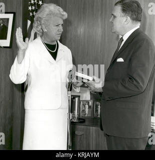 Jacqueline Cochran, première femme aviator de briser le mur du son, est assermenté à titre de consultant par l'administrateur de la NASA James E. Webb en 1961. (Photo courtoisie de la NASA) Jacqueline Cochran Banque D'Images