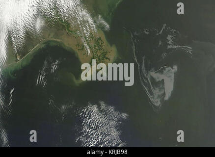 NASA image acquise le 1 mai 2010. La nappe de pétrole, qui a résulté de l'accident de la plate-forme Deepwater Horizon dans le golfe du Mexique, s'attarda près du Delta du Mississippi le 1 er mai 2010. Le Spectromètre imageur à résolution moyenne (MODIS) sur le satellite Terra de la NASA a repris cette image en couleurs naturelles de la même journée. La nappe de pétrole s'affiche sous la forme d'un enchevêtrement de gris terne sur la surface de l'océan, rendu visible au satellite par le capteur de la réflexion du soleil sur la surface de l'océan. La plupart de la nappe de pétrole se produit au sud-est du Delta du Mississippi. Une explosion le 20 avril à l'appareil de forage a conduit à une fuite de pétrole brut à th Banque D'Images