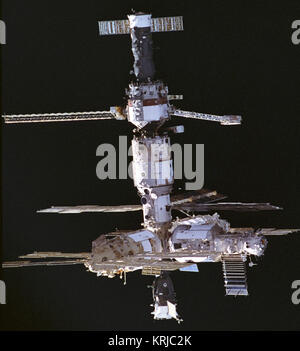 REF : JSC-STS74-333-11 STS-74 À BORD DE PHOTO : MISSION Navette/Mir MIR;pendant l'approche ; DE HAUT EN BAS ; le progrès, Kvant-1 AVEC POUTRE SOFORA TRUSS SUR BLOC DE BASE, à droite, à gauche sur KRISTALL SPEKTR, DROIT ET SOYOUZ Mir de STS-74 Banque D'Images