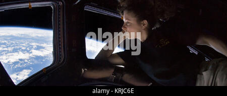 ISS024-F-014263 (11 septembre 2010) --- La NASA L'astronaute Tracy Caldwell Dyson, ingénieur de vol de l'Expédition 24, regarde à travers une fenêtre dans la coupole de la Station spatiale internationale. Une partie bleu et blanc de la Terre et de la noirceur de l'espace sont visibles à travers les fenêtres. Tracy Caldwell Dyson en coupole large ISS Banque D'Images