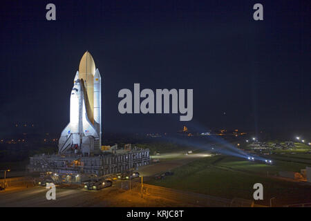 Baigné dans des feux au xénon, la navette spatiale Discovery fait son trek de nuit, connu sous le nom de "déploiement", à partir de l'Édifice de l'Assemblée du véhicule de lancement 39A au Centre spatial Kennedy en Floride. Il va prendre la navette, attaché à son réservoir de carburant externe, deux propulseurs et plate-forme de lancement mobile, environ six heures pour terminer la déplacer sur un crawler-transporteur. STS-133 Discovery mise en application Banque D'Images