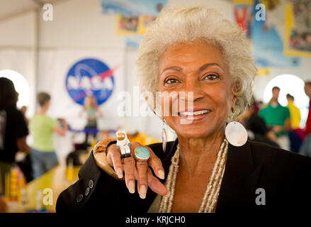 L'actrice Nichelle Nichols, connue pour son rôle à titre d'agent des communications Le Lieutenant Uhura à bord du USS Enterprise dans la populaire série télévisée Star Trek, affiche son anneau astronaute Lego lors d'une visite à l'âBuild l avenir activité où les élèves ont créé leur vision de l'avenir dans l'espace avec des briques LEGO et les éléments à l'intérieur d'une tente qui a été mis en place sur la zone d'affichage de lancement de la NASA au Kennedy Space Center à Cap Canaveral, en Floride, le lundi 1 er novembre 2010. La NASA et le groupe Lego a signé un accord à la Loi sur l'espace étincelle l'intérêt des enfants pour les sciences, technologie, ingénierie et m Banque D'Images