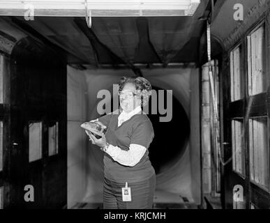 Mary Jackson avec le modèle de la NASA Langley Mary Jackson avec un modèle Banque D'Images