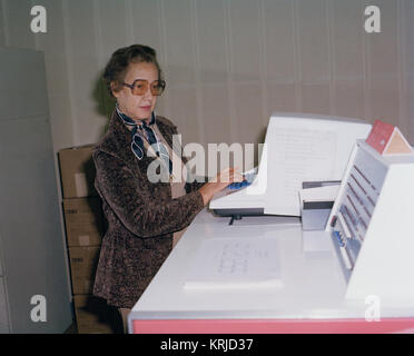 R 1980-L-00022 001 Katherine Johnson de la NASA Langley Research Center en 1980 Banque D'Images