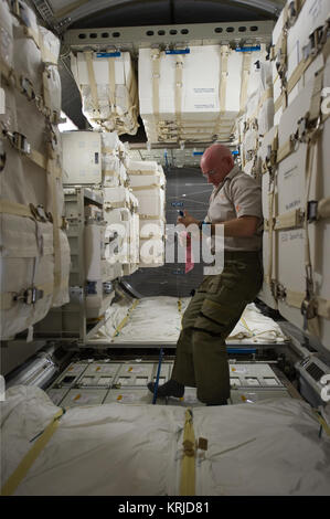 STS-133 ISS-26 Scott Kelly dans le PMM nouvellement installés Banque D'Images