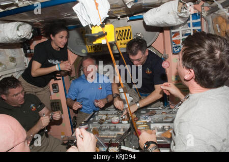 L'équipage de STS-133 ISS-26 les membres partagent un repas dans le nœud de l'unité Banque D'Images