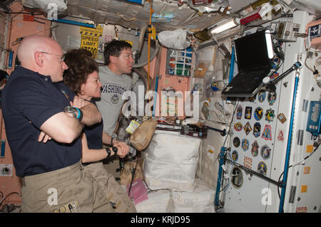 STS-133 ISS-26 Scott Kelly, Cady Coleman et Michael Barratt regarder un moniteur dans le nœud de l'unité Banque D'Images