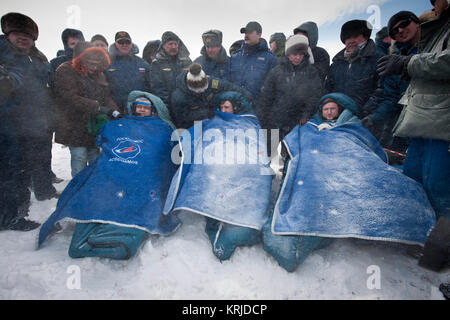 L'ingénieur de vol de l'expédition 26 Oleg Skripochka, gauche, ingénieur de vol Alexandre Kaleri, centre, et le commandant Scott Kelly, s'asseoir dans des chaises à l'extérieur de la capsule Soyouz à quelques minutes après ils ont atterri près de la ville d'Arkalyk, au Kazakhstan, le mercredi 16 mars, 2011. L'astronaute de la NASA Kelly, cosmonautes russes Skripochka et Kaleri reviennent de près de six mois à bord de la Station spatiale internationale où ils ont servi en tant que membres de l'Expédition 25 et 26 équipes. Crédit photo : NASA/Bill Ingalls) Soyouz TMA-01M de l'équipage après le débarquement Banque D'Images