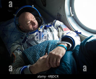 Expedition 26 Le commandant Scott Kelly regarde par la fenêtre d'un hélicoptère de recherche et de sauvetage russe avant les deux heures de promenade en hélicoptère pour Kustanay, Kazakhstan peu après lui et d'autres membres d'équipage Oleg Skripochka et Alexandre Kaleri débarqué dans leur capsule Soyouz TMA-01M près de la ville d'Arkalyk, au Kazakhstan, le mercredi 16 mars, 2011. L'astronaute de la NASA Kelly, cosmonautes russes Skripochka et Kaleri reviennent de près de six mois à bord de la Station spatiale internationale où ils ont servi en tant que membres de l'Expédition 25 et 26 équipes. Crédit photo : NASA/Bill Ingalls) Soyouz TMA-01M Scott Banque D'Images