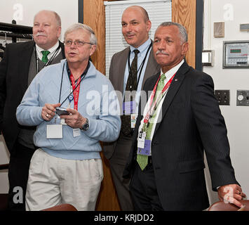 L'administrateur de la NASA Charles Bolden, avant droit, avec Ed Weiler, administrateur associé de la NASA pour la Mission de la Science, Direction générale de l'expert scientifique en chef de la NASA et Waleed Abdalati, centre, surveillant l'état des mises à jour sur l'insertion en orbite MESSENGER, jeudi 17 mars 2011, à la John Hopkins University Applied Physics Laboratory de Laurel, MD, Messenger, sur une mission de six ans pour devenir le premier satellite en orbite autour de mercure est transportant sept instruments scientifiques et est fortifié contre les cloques environs près du soleil. L'orbite qui place la sonde dans une orbite de 12 heures Banque D'Images