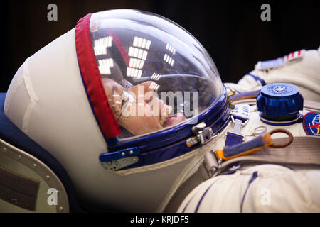 L'astronaute de la NASA Sandy Magnus est soumis à un ajustement de sa combinaison spatiale Sokol à l'installation de Zvezda mardi, 29 mars 2011, à Moscou. L'équipage de la dernière mission de la navette s'est rendu à Moscou pour une fonction de l ajustement de leurs combinaisons russe Soyouz qui sera nécessaire en cas d'urgence. ( Photo de la NASA / Houston Chronicle, Smiley, STS-135 N. extérieure ) Sandy Magnus est soumis à un ajustement de sa combinaison Sokol Banque D'Images