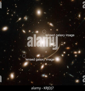 L'amas de galaxies elliptiques dans le centre de cette image contient beaucoup de masse de matière noire que sa gravité courbe la lumière. Cela signifie que pour les galaxies très éloignées dans l'arrière-plan, les grappes champ gravitationnel agit comme une sorte de loupe, de flexion et de concentrer la lumière des objets distants vers Hubble. Ces lentilles gravitationnelles sont un outil les astronomes peuvent utiliser pour étendre Hubbles vision au-delà de ce qu'elle devrait normalement être capable d'observer. À l'aide d'Abell 383, une équipe d'astronomes ont identifié et étudié une galaxie si loin nous voir comme il y a moins d'un milliard Banque D'Images