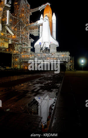 La navette spatiale Endeavour est vu sur plateforme de lancement 39a après l'annulation de la structure de rotation (RSS), le jeudi 28 avril 2011, au Centre spatial Kennedy à Cap Canaveral, en Floride, au cours de la période de 14 jours de mission, Endeavour STS-134 et l'équipage vont livrer le Spectromètre magnétique Alpha (AMS) et de pièces de rechange y compris deux antennes de communication en bande S, un réservoir de gaz à haute pression et d'autres pièces de rechange pour Dextre. Lancement est prévu pour le vendredi 29 avril à 15:47 HAE. Crédit photo : NASA/Bill Ingalls) STS-134 Endeavour avant la première tentative de lancement Banque D'Images